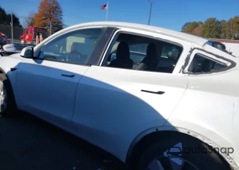 2023 Tesla Model Y Awd/Long Range Dual Motor All-Wheel Drive z USA, uszkodzony, nr VIN 7SAYGDEE7PA035771